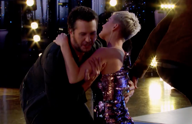 Nhảy quá sung, Katy Perry lỡ lộ hàng trên sóng American Idol